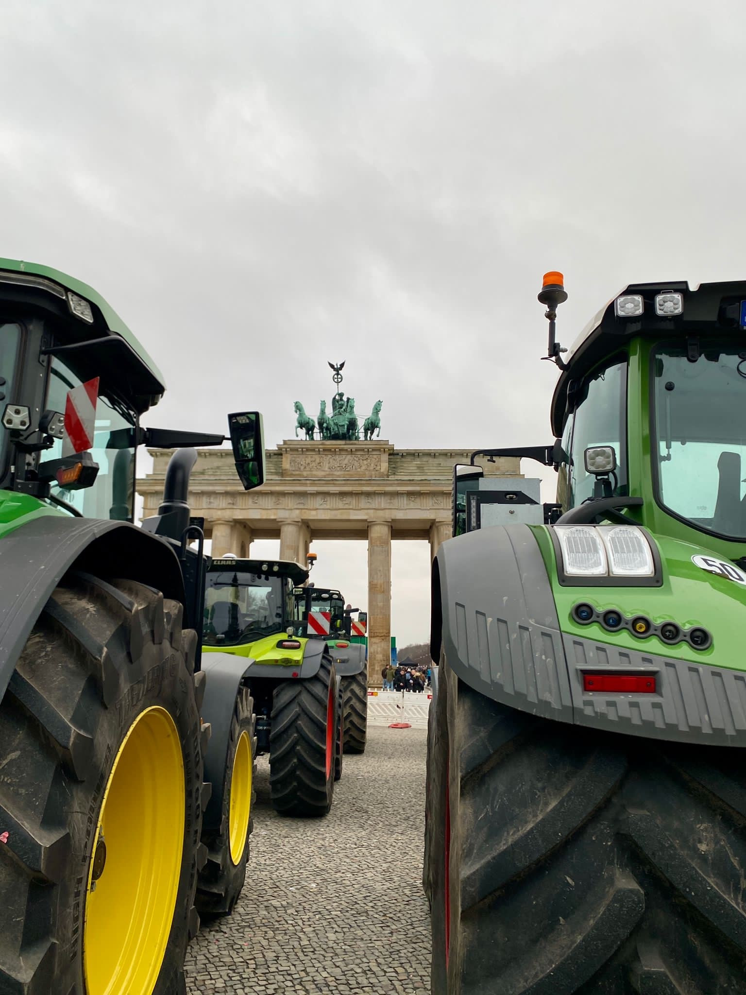 Kundgebung am Apollotheater | Großer Traktor-Konvoi durch Siegen am 29 ...